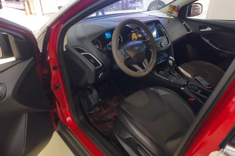 Used Ford Focus 2015 Hatchback EcoBoost 125 Automatic Supreme Style Edition Driver Seat