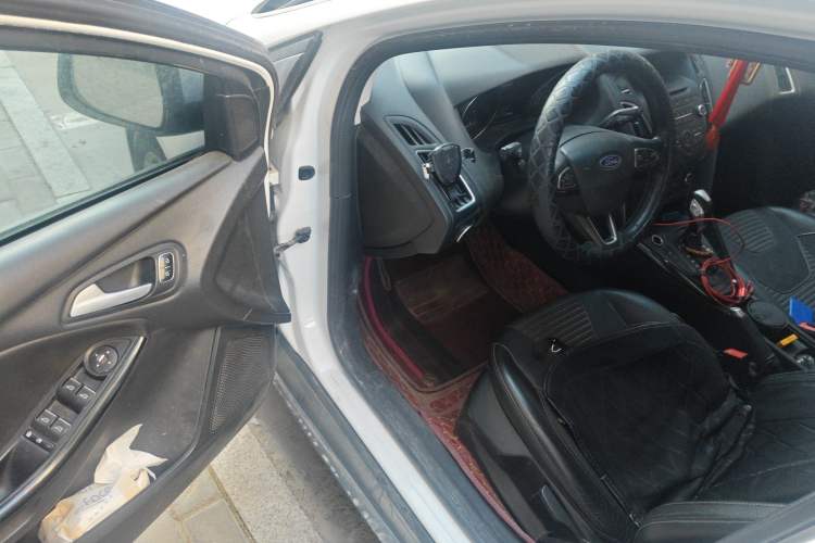 Used Ford Focus 2015 Hatchback EcoBoost 125 Automatic Supreme Style Edition Driver Seat