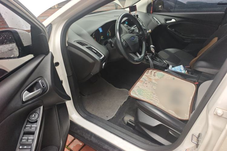 Used Ford Focus 2015 Sedan EcoBoost 125 Automatic Supreme Style Edition Driver Seat