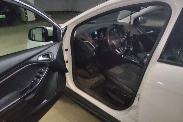 Used Ford Focus 2015 Hatchback 1.6L Automatic Fashion Edition Driver Seat