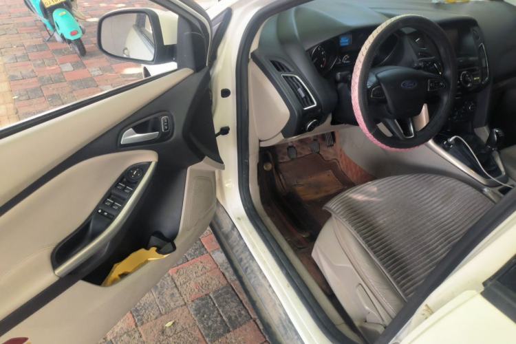 Used Ford Focus 2015 Sedan EcoBoost 125 Manual – Ultra-Style Edition Driver Seat