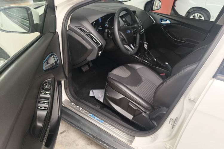 Used Ford Focus 2015 Sedan EcoBoost 125 Automatic Supreme Style Edition Driver Seat