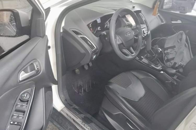 Used Ford Focus 2015 Sedan 1.6L Manual Fashion Edition Driver Seat