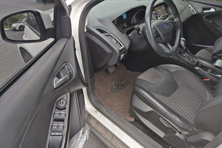 Used Ford Focus 2015 Hatchback EcoBoost 125 Automatic Supreme Style Edition Driver Seat
