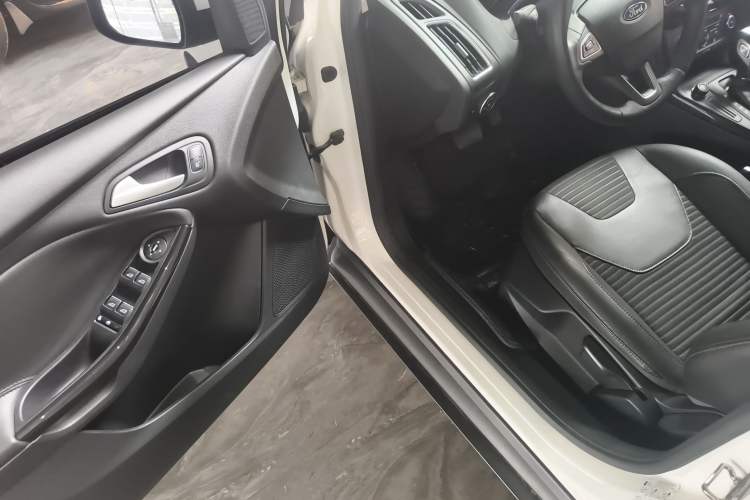 Used Ford Focus 2015 Hatchback 1.6L Automatic Fashion Edition Driver Seat