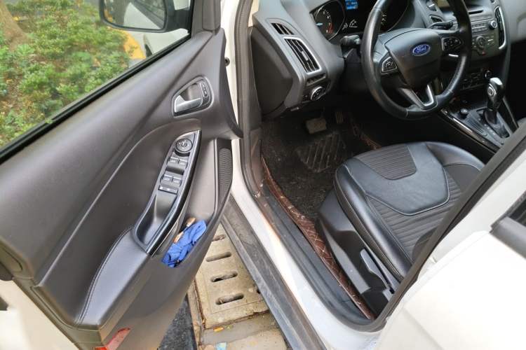 Used Ford Focus 2015 Hatchback 1.6L Automatic Fashion Edition Driver Seat