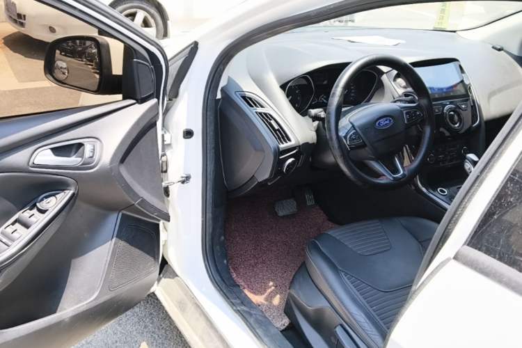 Used Ford Focus 2015 Sedan EcoBoost 125 Automatic Supreme Style Edition Driver Seat