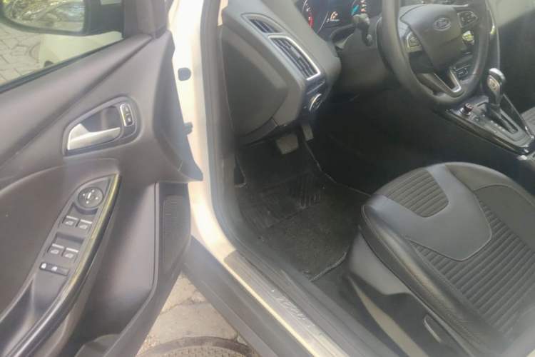 Used Ford Focus 2015 Sedan EcoBoost 125 Automatic Supreme Style Edition Driver Seat
