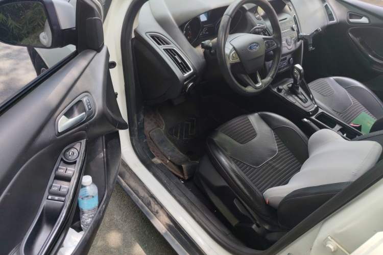 Used Ford Focus 2015 Hatchback EcoBoost 125 Automatic Supreme Style Edition Driver Seat