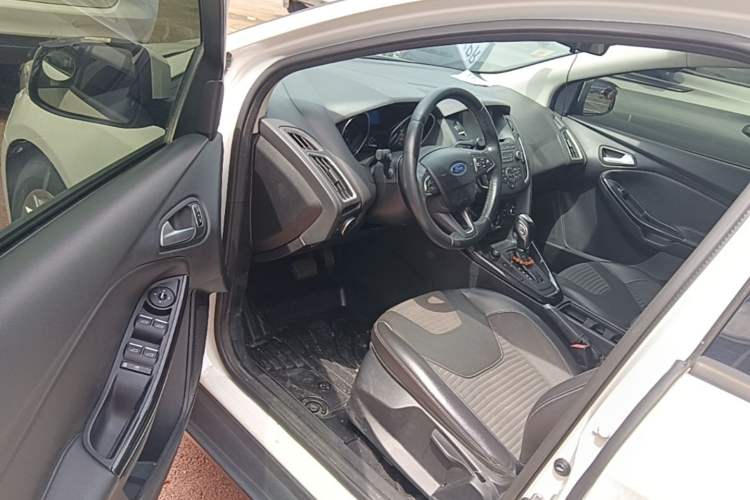 Used Ford Focus 2015 Sedan EcoBoost 125 Automatic Supreme Style Edition Driver Seat