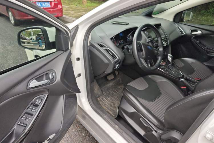 Used Ford Focus 2015 Sedan EcoBoost 125 Automatic Supreme Style Edition Driver Seat