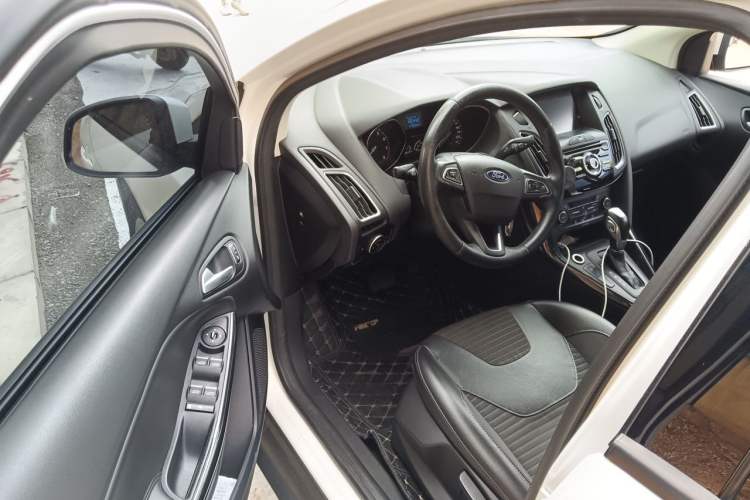 Used Ford Focus 2015 Sedan EcoBoost 125 Automatic Supreme Style Edition Driver Seat