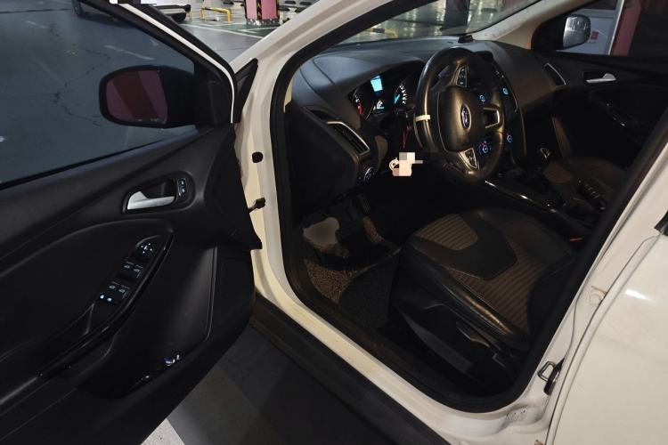 Used Ford Focus 2015 Hatchback EcoBoost 125 Manual – Ultra-Style Edition Driver Seat