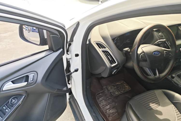 Used Ford Focus 2015 Sedan 1.6L Manual Fashion Edition Driver Seat