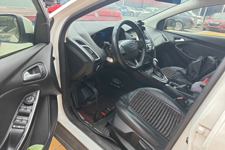 Used Ford Focus 2015 Hatchback EcoBoost 125 Automatic Supreme Style Edition Driver Seat