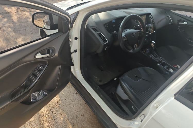 Used Ford Focus 2015 Hatchback EcoBoost 125 Automatic Supreme Style Edition Driver Seat
