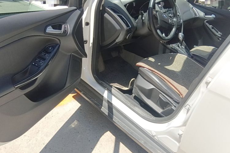 Used Ford Focus 2015 Sedan EcoBoost 125 Automatic Supreme Style Edition Driver Seat