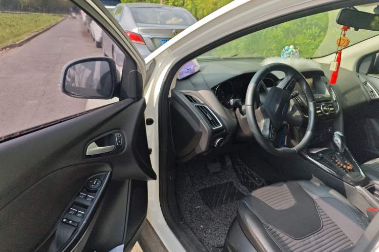 Used Ford Focus 2015 Hatchback EcoBoost 125 Automatic Supreme Style Edition Driver Seat