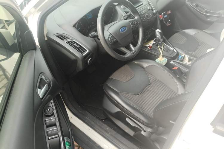 Used Ford Focus 2015 Hatchback EcoBoost 125 Automatic Supreme Style Edition Driver Seat