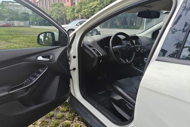 Used Ford Focus 2015 Hatchback EcoBoost 125 Automatic Supreme Style Edition Driver Seat