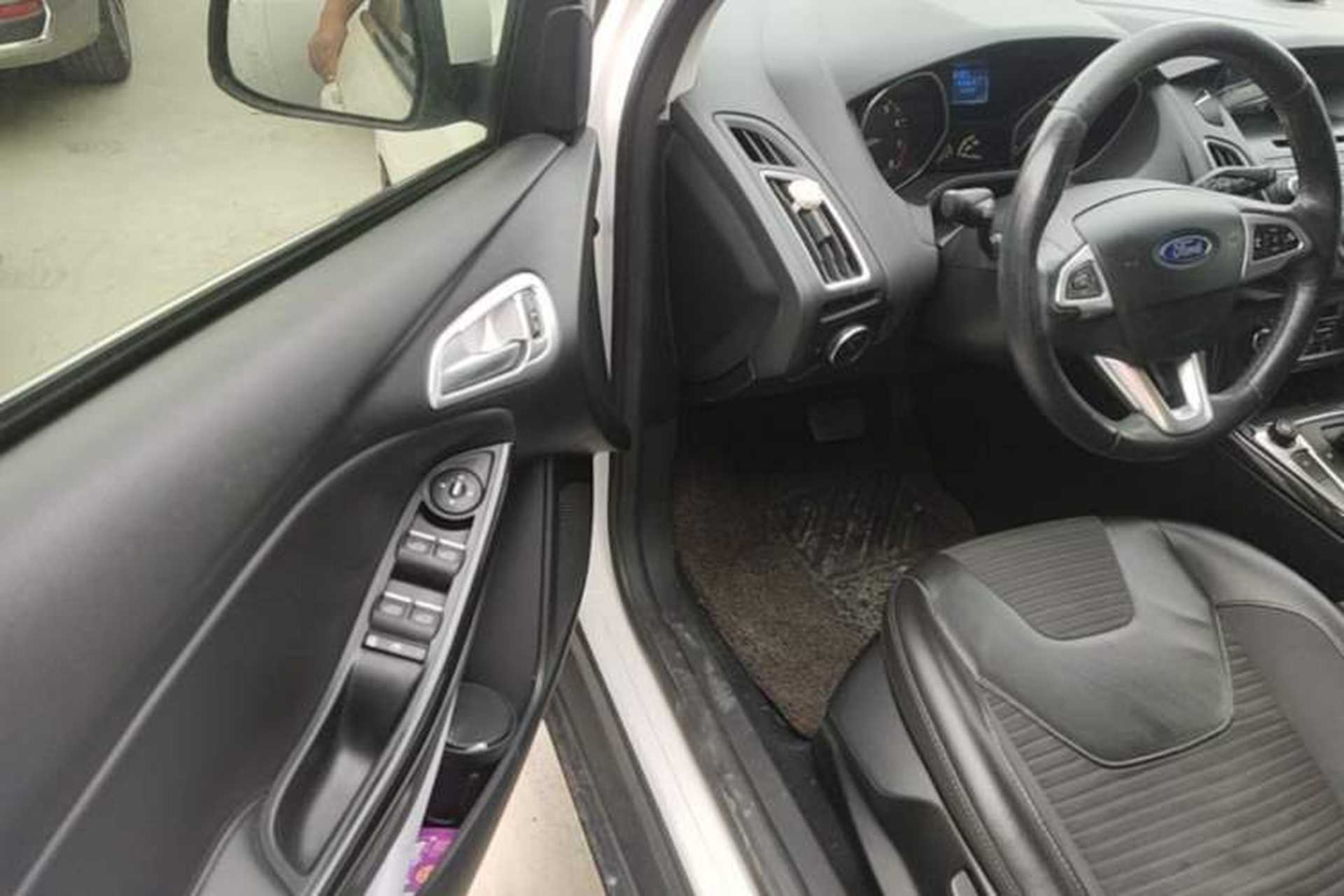 Used Ford Focus 2015 Hatchback EcoBoost 125 Automatic Supreme Style Edition Driver Seat