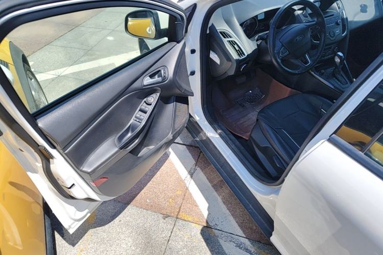 Used Ford Focus 2015 Hatchback EcoBoost 125 Automatic Supreme Style Edition Driver Seat