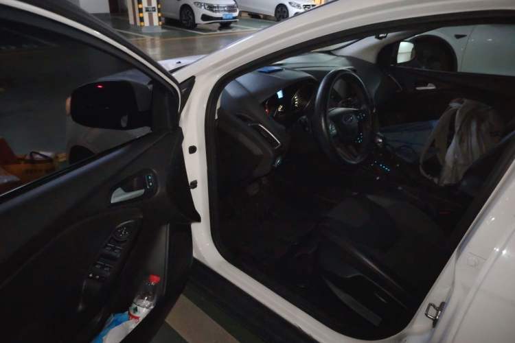 Used Ford Focus 2015 Hatchback EcoBoost 125 Automatic Supreme Style Edition Driver Seat