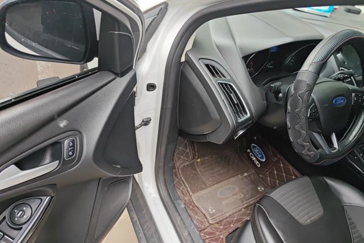 Used Ford Focus 2015 Hatchback EcoBoost 125 Automatic Supreme Style Edition Driver Seat