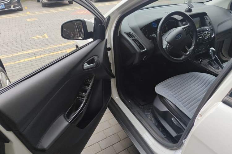 Used Ford Focus 2015 Hatchback 1.6L Automatic Fashion Edition Driver Seat