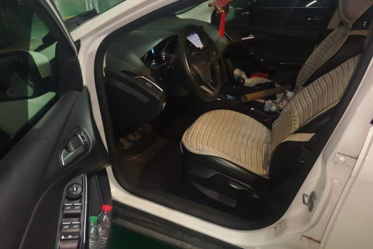 Used Ford Focus 2015 Hatchback EcoBoost 125 Manual – Ultra-Style Edition Driver Seat
