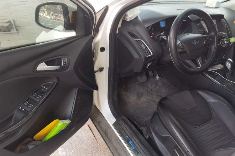 Used Ford Focus 2015 Hatchback 1.6L Automatic Fashion Edition Driver Seat