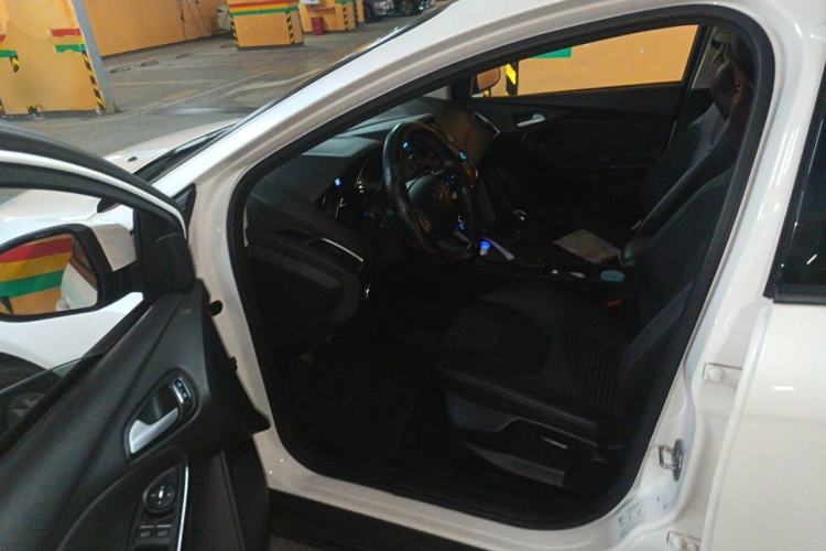 Used Ford Focus 2015 Sedan 1.6L Manual Fashion Edition Driver Seat