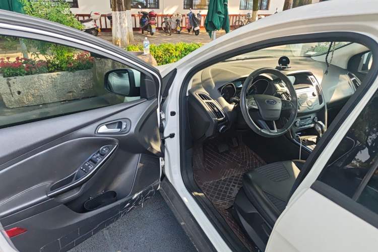 Used Ford Focus 2015 Hatchback 1.6L Automatic Fashion Edition Driver Seat