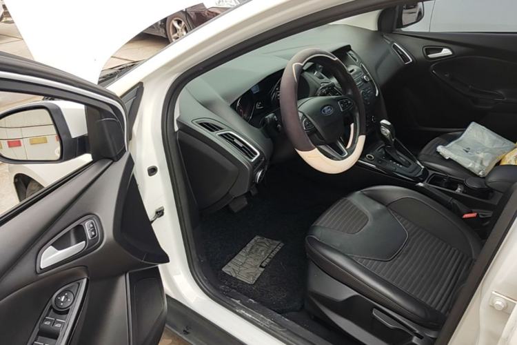 Used Ford Focus 2015 Hatchback EcoBoost 125 Automatic Supreme Style Edition Driver Seat