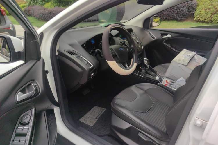 Used Ford Focus 2015 Hatchback EcoBoost 125 Automatic Supreme Style Edition Driver Seat