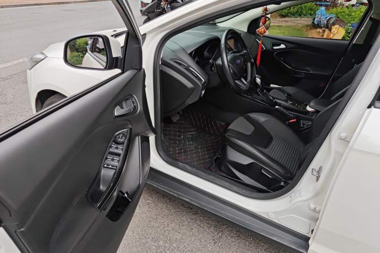 Used Ford Focus 2015 Hatchback 1.6L Automatic Fashion Edition Driver Seat