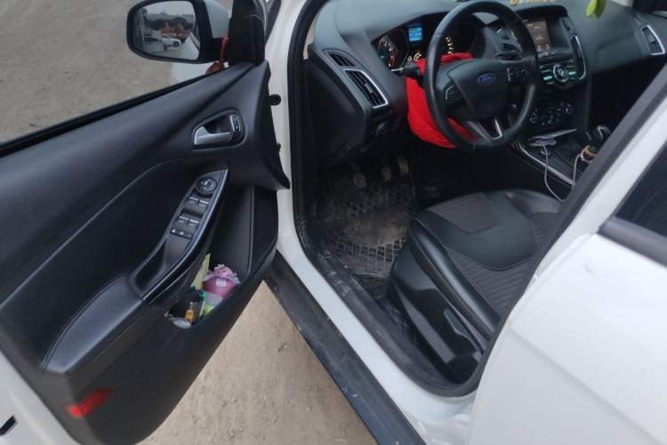 Used Ford Focus 2015 Hatchback EcoBoost 125 Manual – Ultra-Style Edition Driver Seat