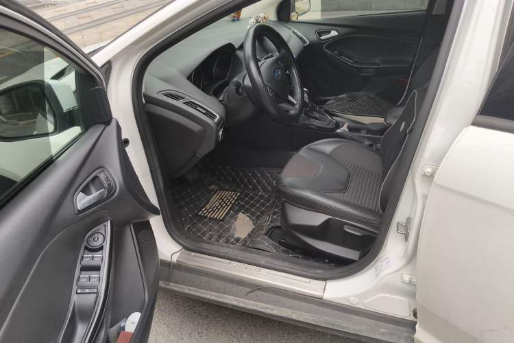 Used Ford Focus 2015 Hatchback 1.6L Automatic Fashion Edition Driver Seat