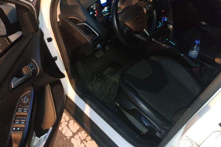 Used Ford Focus 2015 Hatchback EcoBoost 125 Automatic Supreme Style Edition Driver Seat