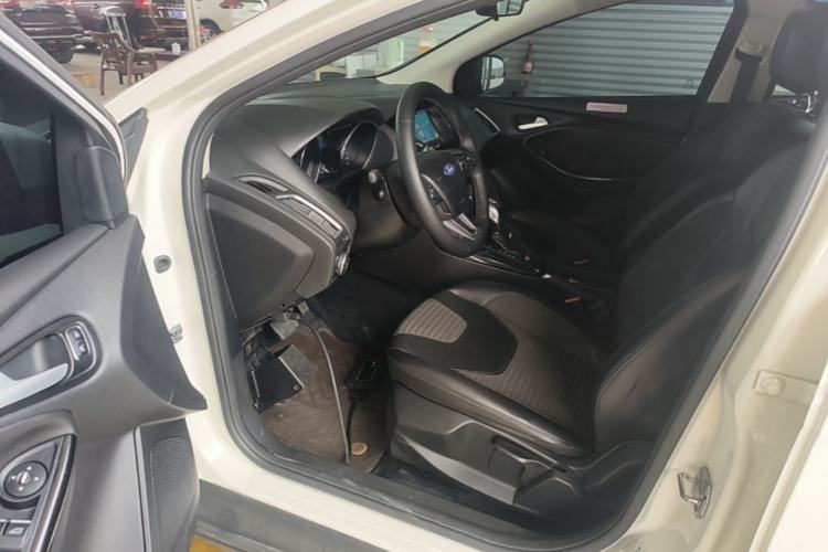 Used Ford Focus 2015 Hatchback EcoBoost 125 Automatic Supreme Style Edition Driver Seat