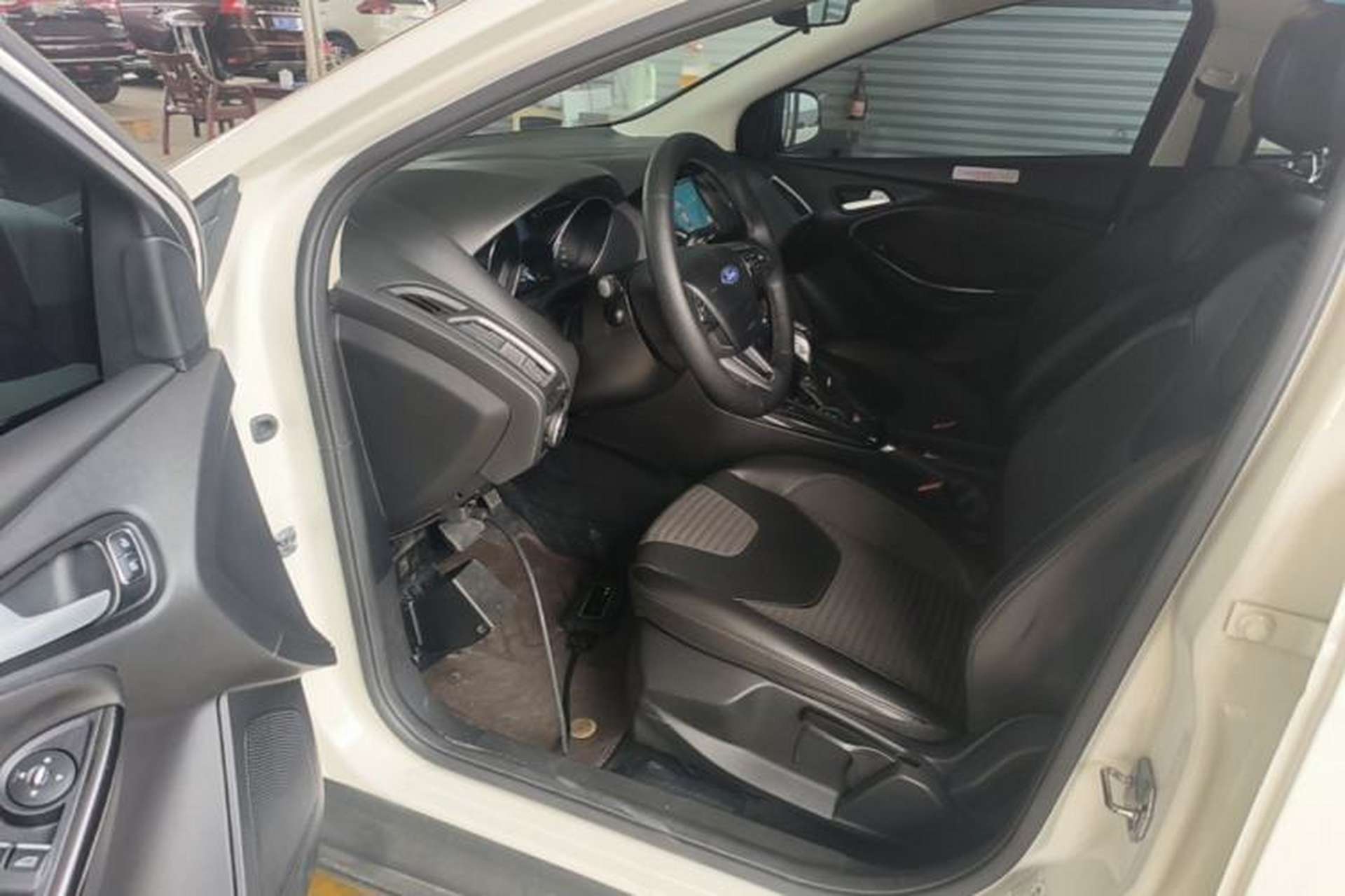 Used Ford Focus 2015 Hatchback EcoBoost 125 Automatic Supreme Style Edition Driver Seat