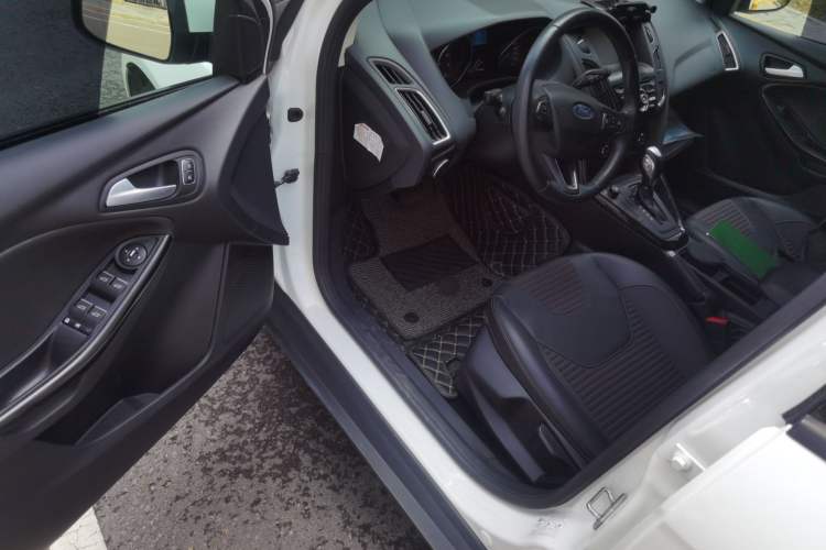 Used Ford Focus 2015 Hatchback 1.6L Automatic Fashion Edition Driver Seat