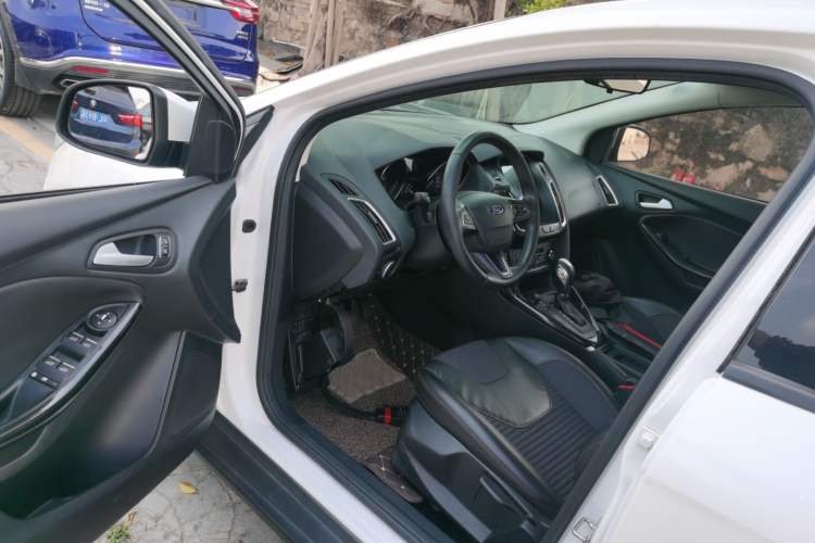 Used Ford Focus 2015 Sedan EcoBoost 125 Automatic Supreme Style Edition Driver Seat