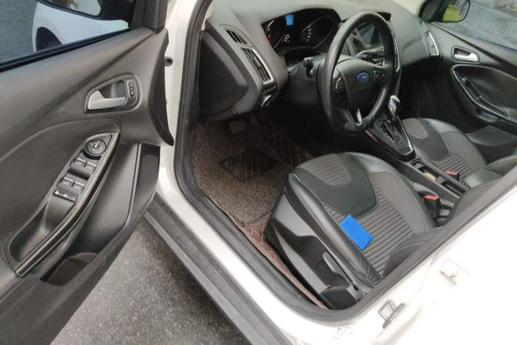 Used Ford Focus 2015 Hatchback 1.6L Automatic Fashion Edition Driver Seat