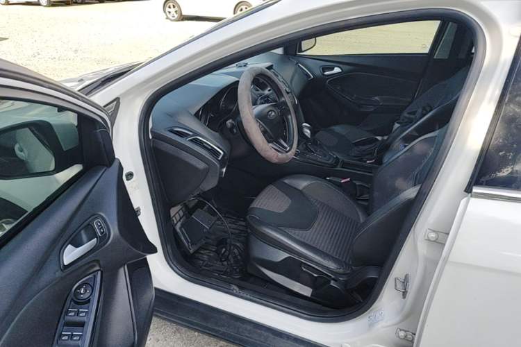 Used Ford Focus 2015 Hatchback EcoBoost 125 Automatic Supreme Style Edition Driver Seat