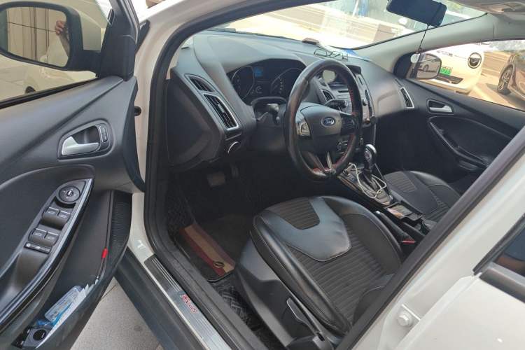Used Ford Focus 2015 Hatchback EcoBoost 125 Automatic Supreme Style Edition Driver Seat