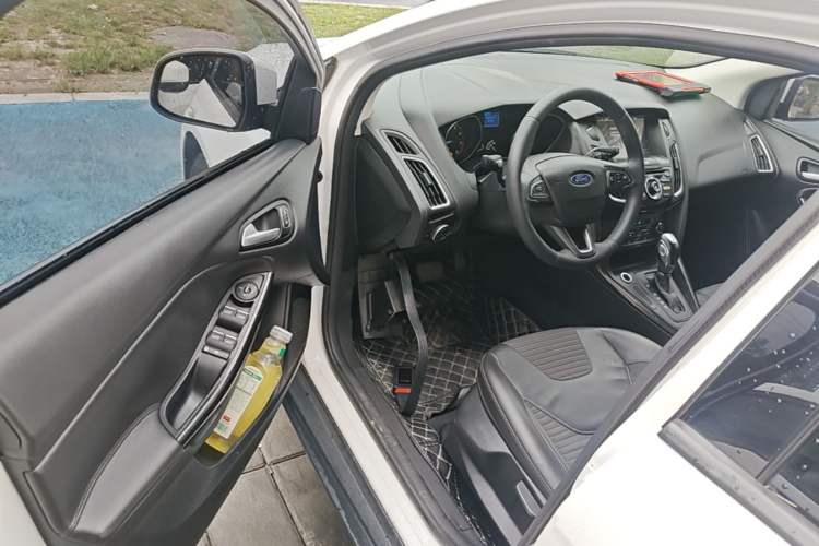 Used Ford Focus 2015 Hatchback 1.6L Automatic Fashion Edition Driver Seat