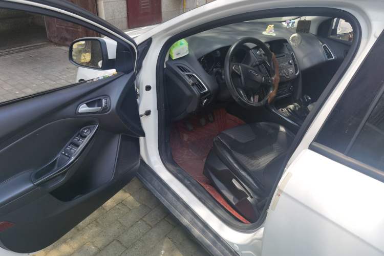 Used Ford Focus 2015 Sedan EcoBoost 125 Manual – Ultra-Style Edition Driver Seat