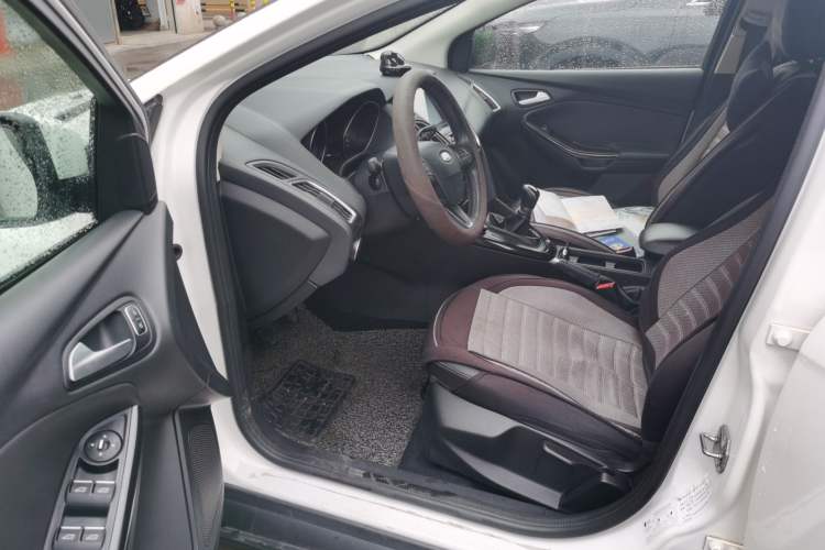 Used Ford Focus 2015 Sedan 1.6L Manual Fashion Edition Driver Seat