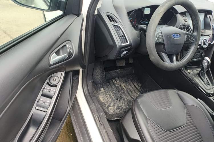 Used Ford Focus 2015 Sedan EcoBoost 125 Automatic Supreme Style Edition Driver Seat